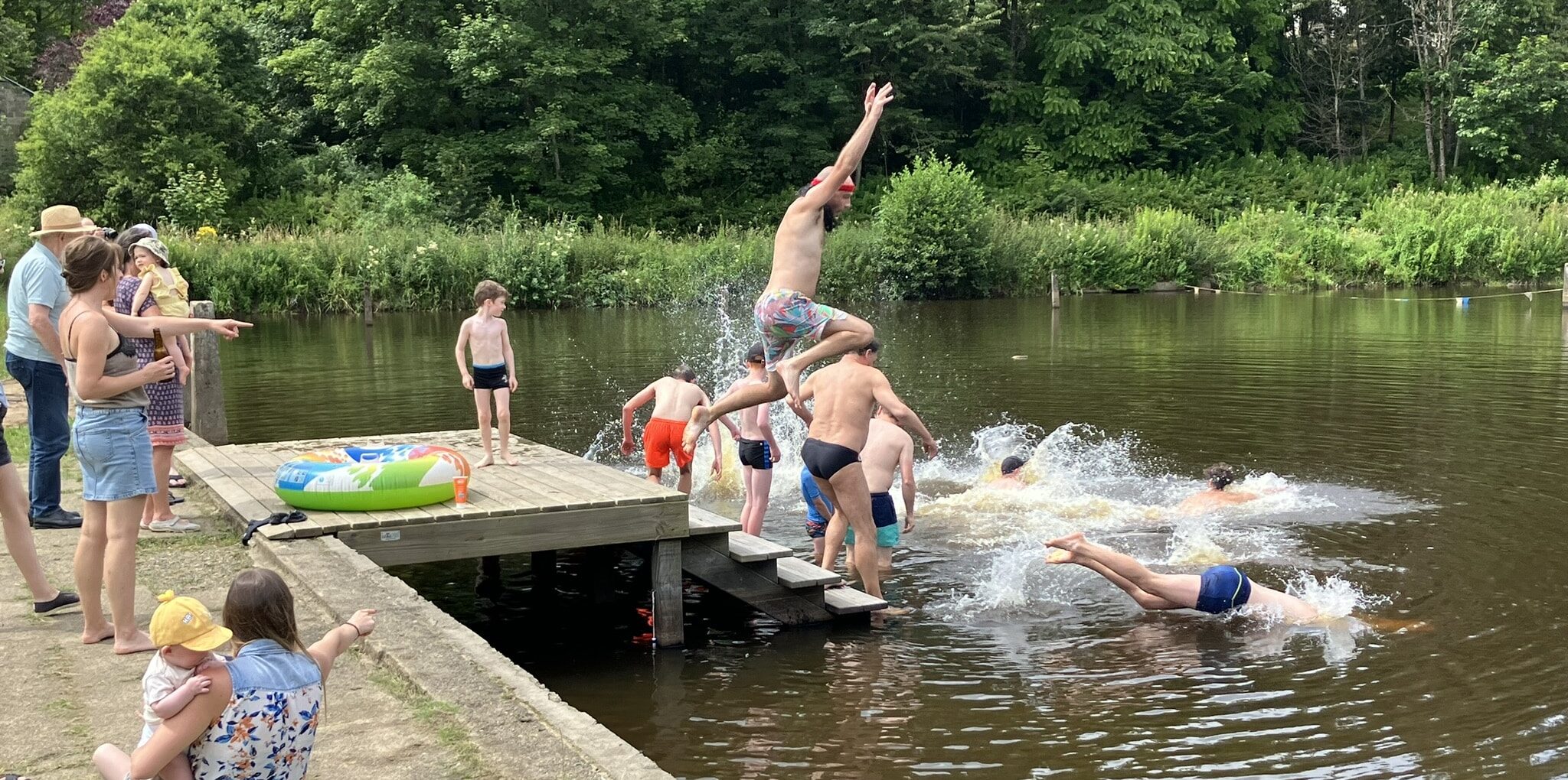 Coup d'envoi du big jump 2024 à l'étang Remy. Le plaisir du saut en eaux vives !