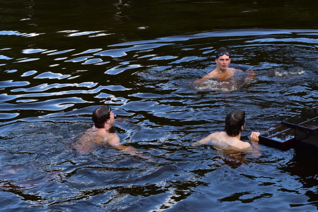 Baignade entre copains à l'étang Remy. Un moment de convivialité.