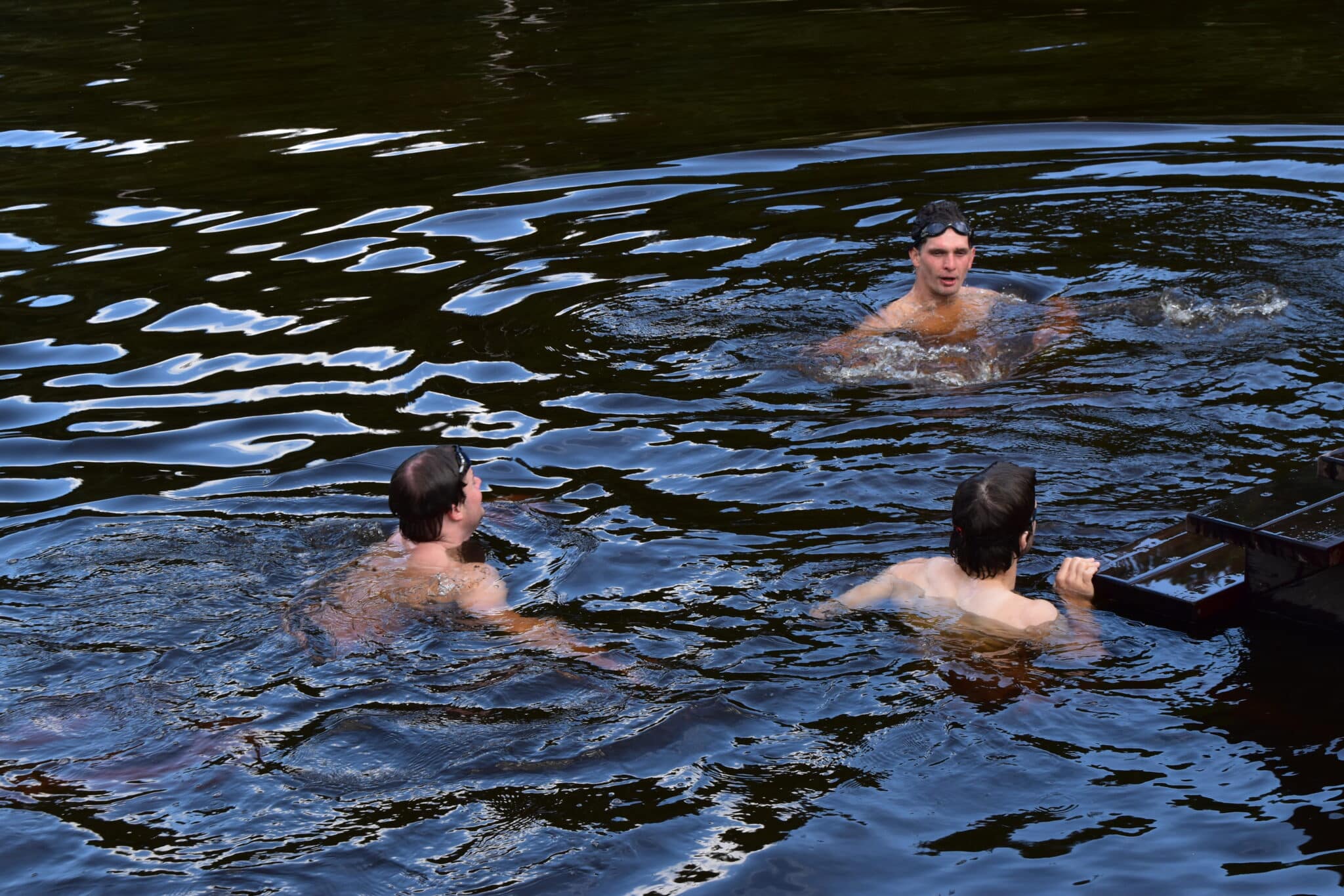Baignade entre copains à l'étang Remy. Un moment de convivialité.